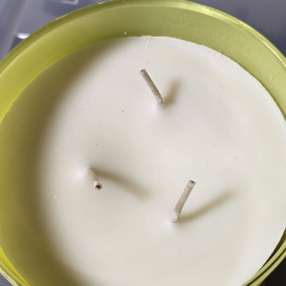 Bath & Body Works White Barn Citron & Tonic 3-Wick Candle 14.5 oz NWT - Picture 2 of 3